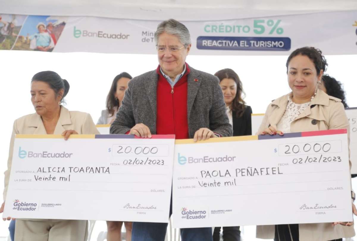 Además, el Primer Mandatario participó de la implementación del proyecto ‘Hincha de mi Barrio’ en un colegio de Quito.
