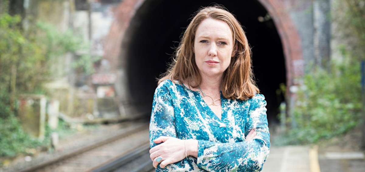 Paula Hawkins, tras La chica del tren, vuelve con la obra Escrito en el agua