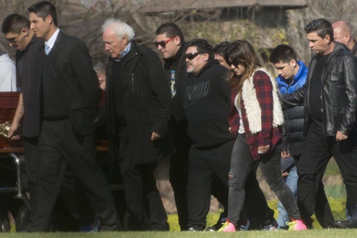 Diego Maradona (centro) en el funeral de su padre junto a familiares y amigos. FOTO: AFP