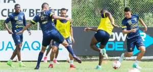 Marcos Caicedo (izq.), Pedro Qui&ntilde;&oacute;nez (centro) y Fernando Gaibor (der.) comparten la pelota durante la pr&aacute;ctica de ayer en la Casa de la Selecci&oacute;n.