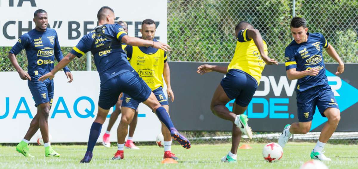 Marcos Caicedo (izq.), Pedro Qui&ntilde;&oacute;nez (centro) y Fernando Gaibor (der.) comparten la pelota durante la pr&aacute;ctica de ayer en la Casa de la Selecci&oacute;n.