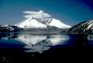 El Monte Santa Helena cambi&oacute; su aspecto luego de la erupci&oacute;n de 1980. Una de las caras vol&oacute;. Foto: Cortes&iacute;a Wikipedia