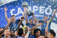 Richard Schunke (izq.) levanta el trofeo de la Copa Sudamericana