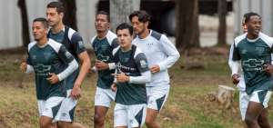 El volante colombiano Sherman C&aacute;rdenas (centro) podr&iacute;a debutar contra Emelec, luego de que fue habilitado el pasado martes en la Ecuaf&uacute;tbol.