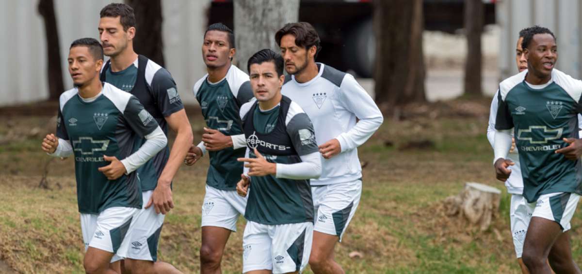 El volante colombiano Sherman C&aacute;rdenas (centro) podr&iacute;a debutar contra Emelec, luego de que fue habilitado el pasado martes en la Ecuaf&uacute;tbol.