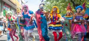 Al menos 40 grupos de danza, m&uacute;sica y teatro recorrieron las principales calles de Sangolqu&iacute;.