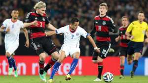 Alexis S&aacute;nchez (centro) fue uno de los jugadores m&aacute;s desequilibrantes en el duelo entre Chile y Alemania, que ganaron los europeos 1-0.  Foto: EFE