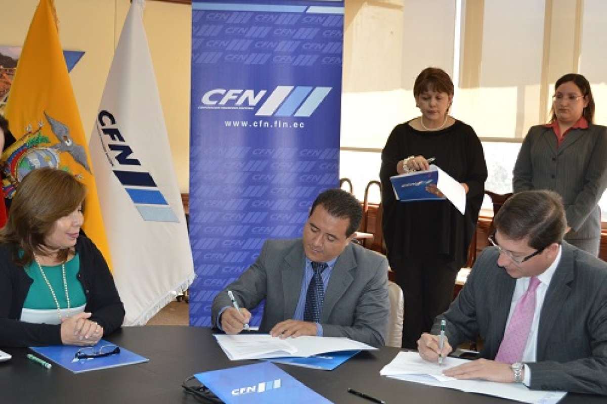 (De izq. a der.) Soledad Barrera, presidenta de la CNF, Iv&aacute;n Tobar, gerente general de Cooprogreso y Julio Mera, gerente general de FiduEcuador S.A., durante la firma del convenio. Foto: Cortes&iacute;a CFN