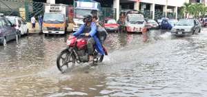 En Guayaquil, en el sector del mercado de Pedro Pablo G&oacute;mez, el colapso de las alcantarillas y sumideros es permanente. El agua lluvia demora horas en desfogar.