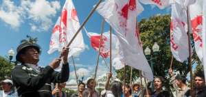 Miembros de Amaru agitan banderas de la organizaci&oacute;n. Del lado izquierdo est&aacute; el dirigente Luis Simba&ntilde;a.