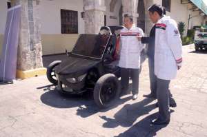 Estudiantes crean un carro el&eacute;ctrico y otro para personas con discapacidad
