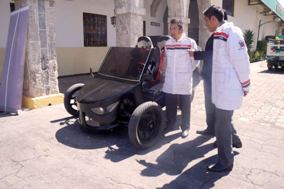 Estudiantes crean un carro el&eacute;ctrico y otro para personas con discapacidad