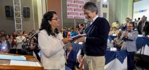 Fanny Campos, exPK, le entrega un libro a Guillermo Lasso durante el acto de su incorporaci&oacute;n a Compromiso Ecuador.
