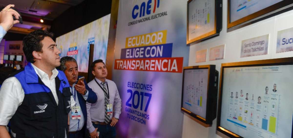 Una larga jornada en el centro de resultados del CNE