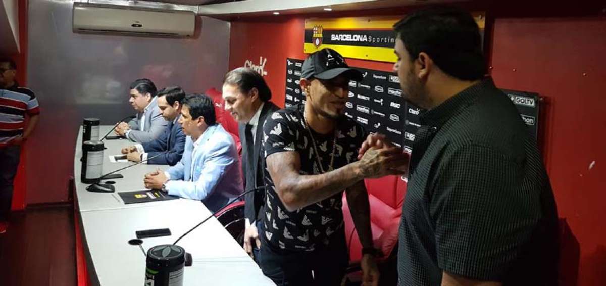 Barcelona confirma la salida de V&iacute;ctor Ayala