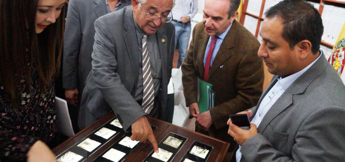 La gobernadora, Johana Ortiz (izq.), y el alcalde, Bol&iacute;var Castillo (centro), llegaron a un acuerdo sobre los archivos hist&oacute;ricos de la ciudad.