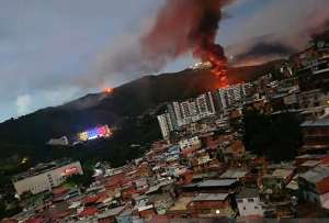 El Fuerte Tiuna qued&oacute; en llamas tras bombardeo de Estados Unidos. 