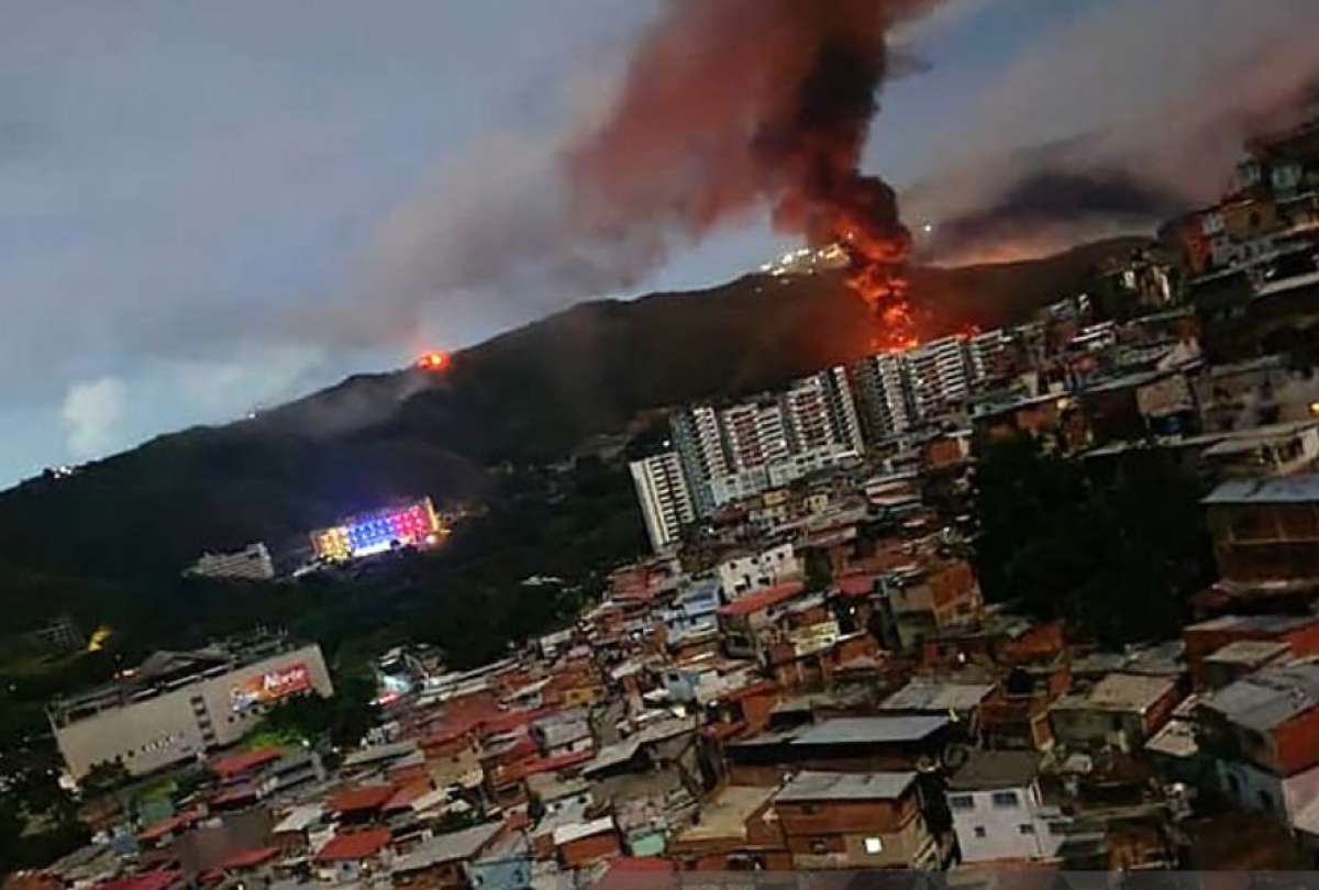 El Fuerte Tiuna qued&oacute; en llamas tras bombardeo de Estados Unidos. 
