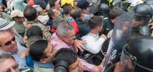 La manifestaci&oacute;n se realiz&oacute; en los exteriores del Ministerio de Defensa (sur de Quito), y fue liderada por militantes del Partido Sociedad Patri&oacute;tica.