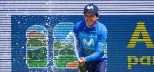 El ciclista ecuatoriano Richard Carapaz celebra en el podio su segundo t&iacute;tulo del Tour Mundial de Ciclismo, tras ganar por segundo a&ntilde;o en Asturias. 
