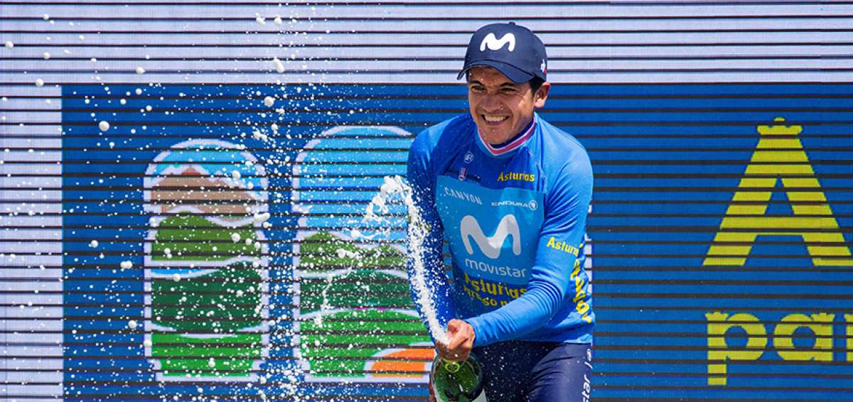 El ciclista ecuatoriano Richard Carapaz celebra en el podio su segundo t&iacute;tulo del Tour Mundial de Ciclismo, tras ganar por segundo a&ntilde;o en Asturias. 