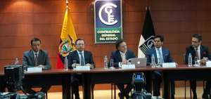 El contralor Pablo Celi (c) present&oacute; el examen final sobre el manejo de la deuda entre enero de 2012 y mayo de 2017. 