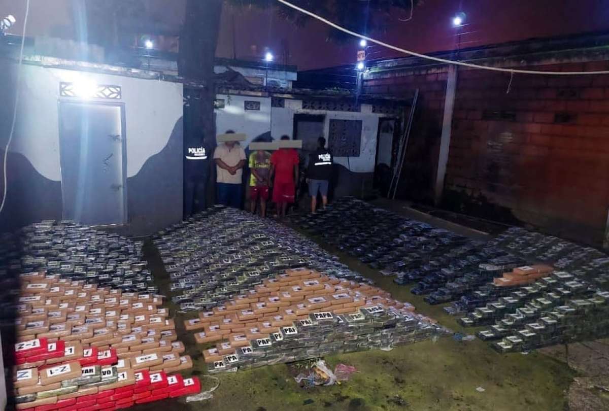 La Policía Nacional decomisó tres toneladas de droga en un centro de acopio en Los Ríos.