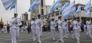Los estudiantes de la Academia Naval Almirante Illingworth fueron parte del grupo que dio inicio al desfile en la av. Quito.