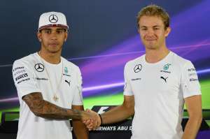 Lewis Hamilton (i.) y Nico Rosberg (d.) son los 2 candidatos al t&iacute;tulo mundial de F&oacute;rmula Uno. Foto: AFP