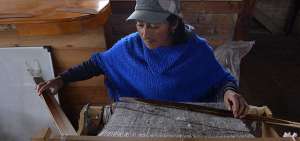 Con la lana se elaboran chompas, guantes, gorros y bufandas que luego son vendidos en los diferentes talleres o ferias que se realizan en Ca&ntilde;ar..