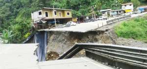 Un puente bailey ser&aacute; colocado en el sitio donde colaps&oacute; la calzada, en la v&iacute;a Pallatanga-Cumand&aacute;-Guayaquil.