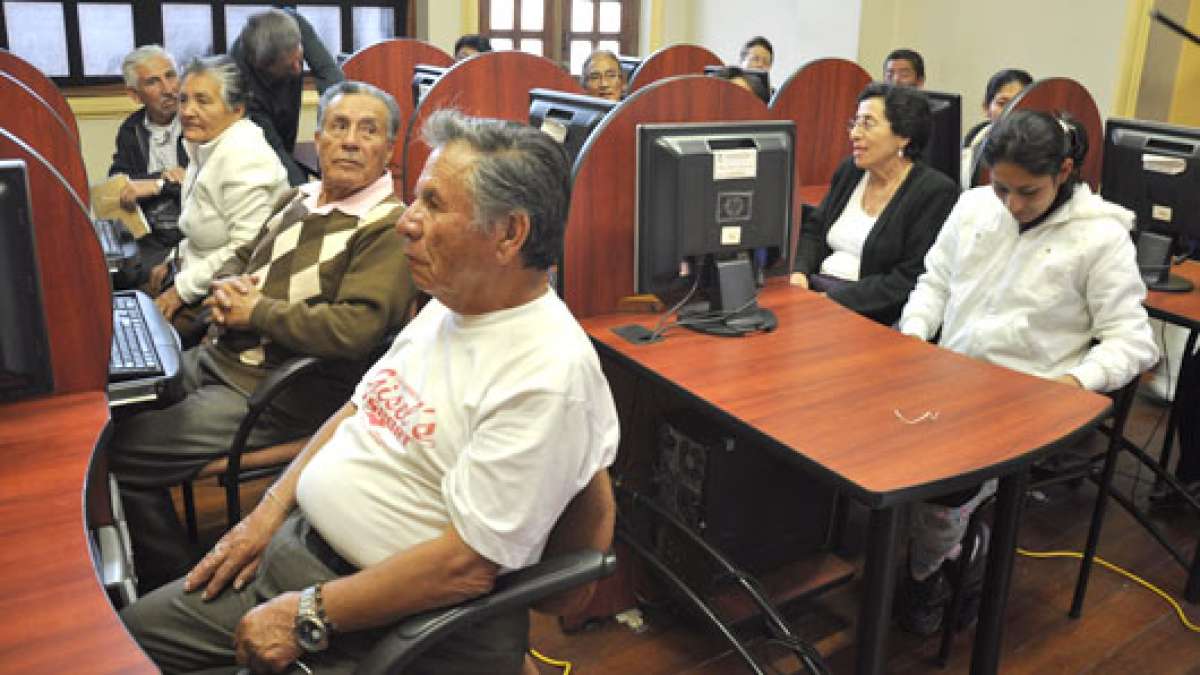 Los ciudadanos de la tercera edad reciben las clases en el infocentro ubicado en la Casa del Museo, en  Riobamba. Foto: Elizabet Maggi para El Tel&eacute;grafo