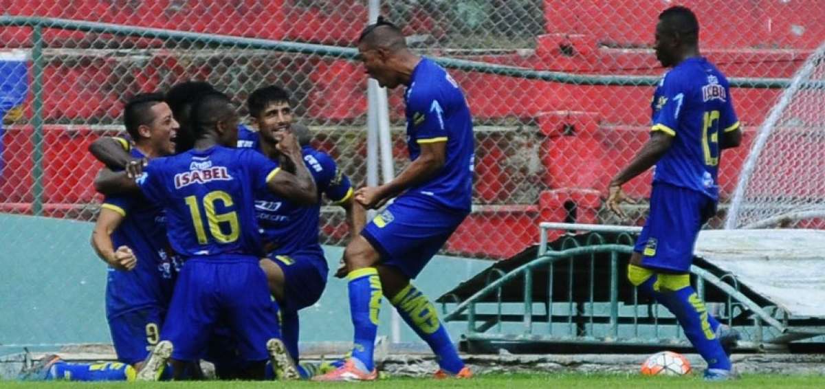 Delf&iacute;n vence a Barcelona  y lidera el campeonato