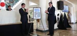 Los cancilleres de Ecuador y Jap&oacute;n participaron en el lanzamiento de un sello postal que recuerda el primer centenario de relaciones diplom&aacute;ticas entre ambas naciones. 