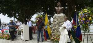 El jueves,las autoridades e isle&ntilde;os participaron en el acto de develizamiento del busto en honor al cacique Tumbal&aacute;.