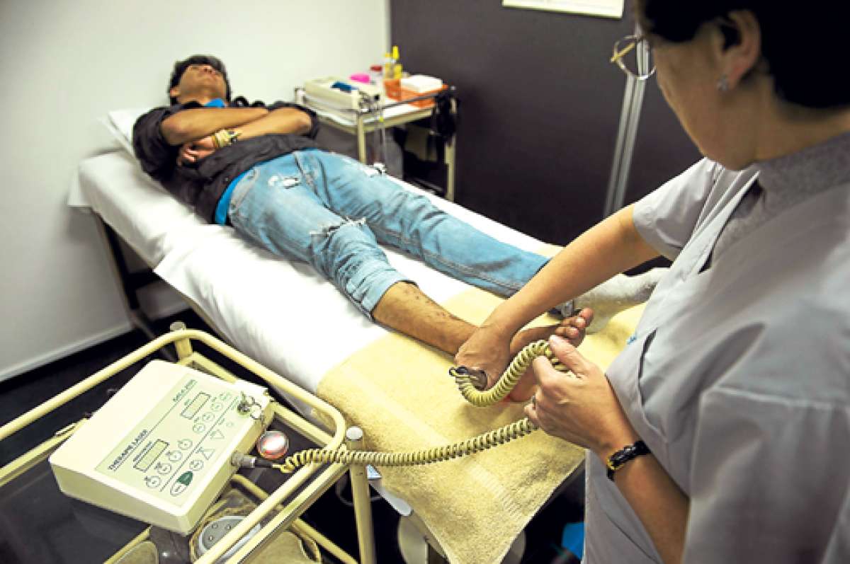 David Mullo sufri&oacute; un esguince de tobillo grado 2 hace 3 meses en Latacunga mientras realizaba bicicross. Recibe terapia de ultrasonido. Foto: Andr&eacute;s Darquea | El Tel&eacute;grafo