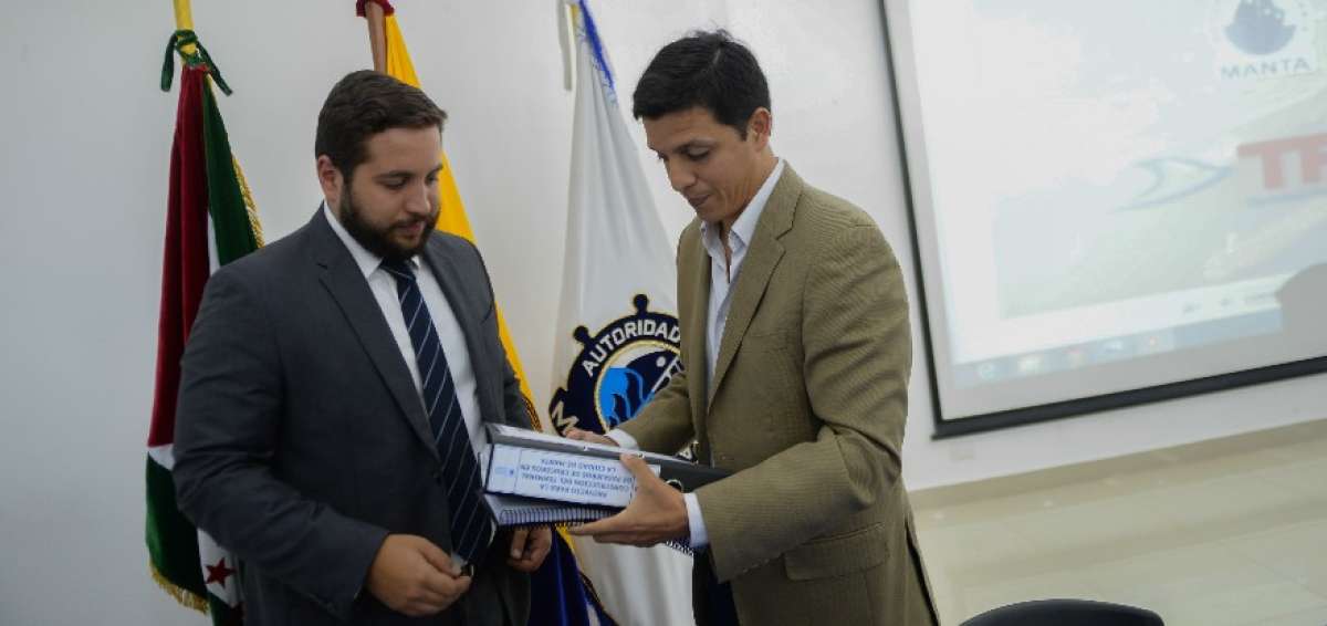 El gerente de APM (d) recibi&oacute;, de parte del vocero oficial de TPM, el estudio para el terminal de pasajeros.