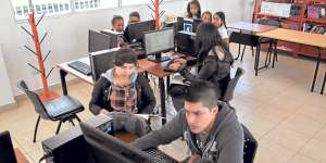En la biblioteca del colegio r&eacute;plica 24 de Mayo los vecinos acceden a internet para hacer tr&aacute;mites del IESS. Mario Egas / El Tel&eacute;grafo
