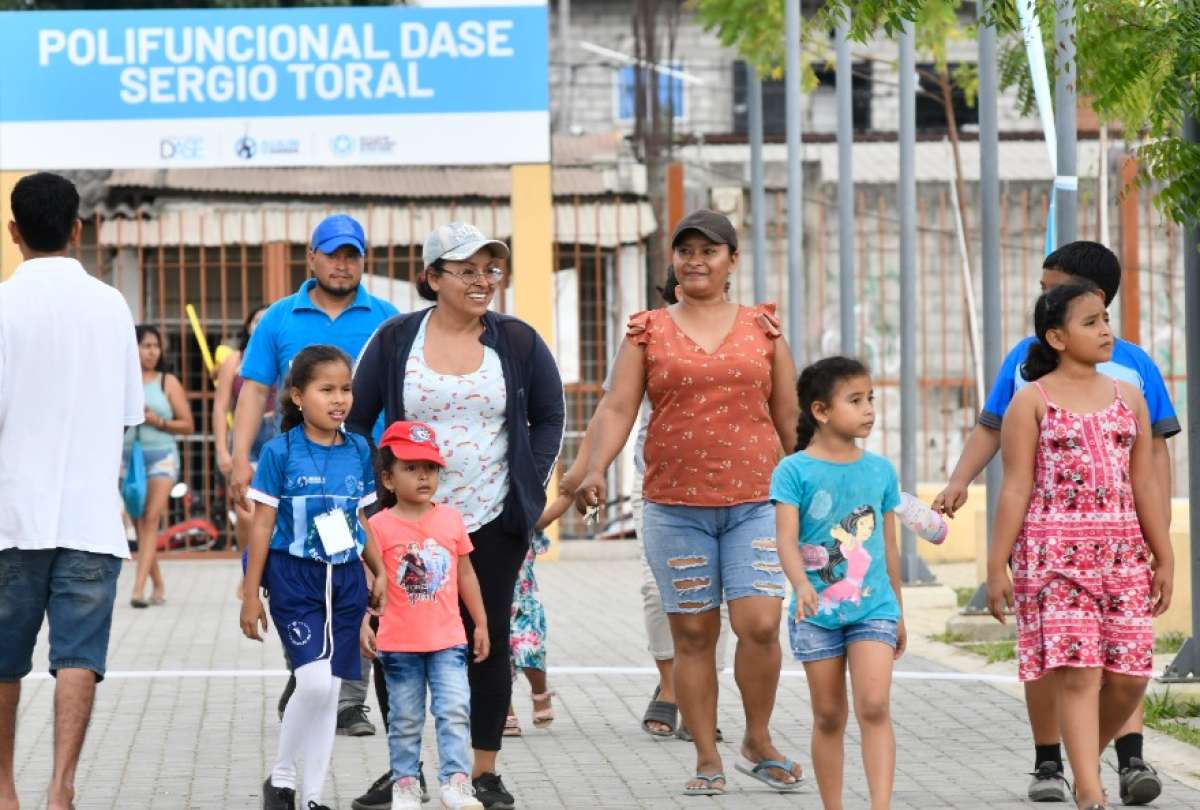 En el Polifuncional de la cooperativa Sergio Toral de Guayaquil, los ciudadanos reciben servicios de salud, inclusión social y deportes.