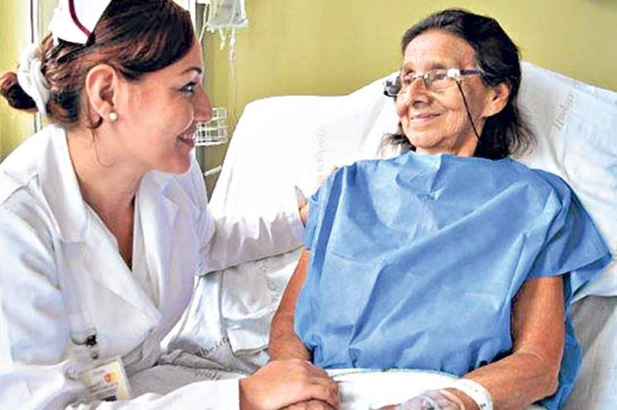 Johanna P&aacute;rraga lleva 3 a&ntilde;os en el &aacute;rea de cirug&iacute;a general en el hospital Abel Gilbert Pont&oacute;n de Guayaquil. Foto: Cortes&iacute;a