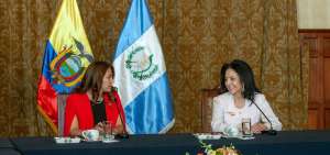 La primera dama, Roc&iacute;o Gonz&aacute;lez, conversa con su par de Guatemala, Patricia Marroqu&iacute;n de Morales.