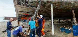 Los artesanos navales tienen problemas para trabajar cada que vez que se presentan oleajes o aguajes, pues el mar llega hasta sus talleres.