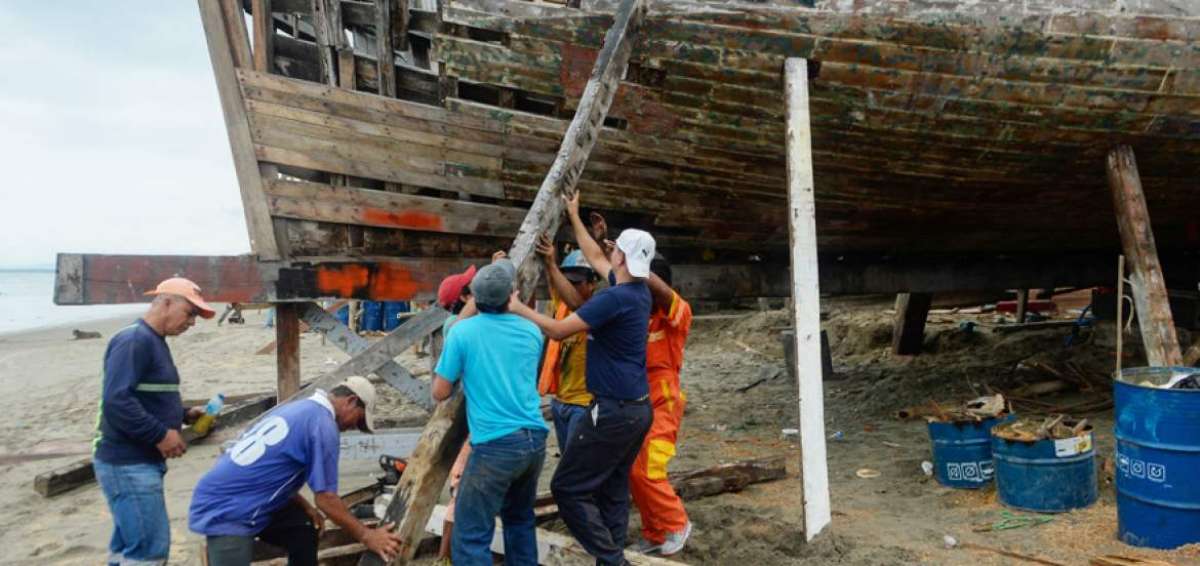Los artesanos navales tienen problemas para trabajar cada que vez que se presentan oleajes o aguajes, pues el mar llega hasta sus talleres.