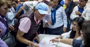 La presidenta de La Asamblea asisti&oacute; ayer a la sede de PAIS, al norte de Quito, para sufragar en la elecci&oacute;n de la directiva provincial. Solo hubo una lista.