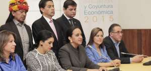 La presidenta de la Asamblea, Gabriela Rivadeneira (centro), junto a los miembros del CAL y titulares de mesa.