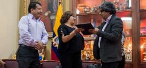 Vilma Pineda y Manuel Cos&iacute;os, padres de &Eacute;dison, agradecieron el t&iacute;tulo. 
