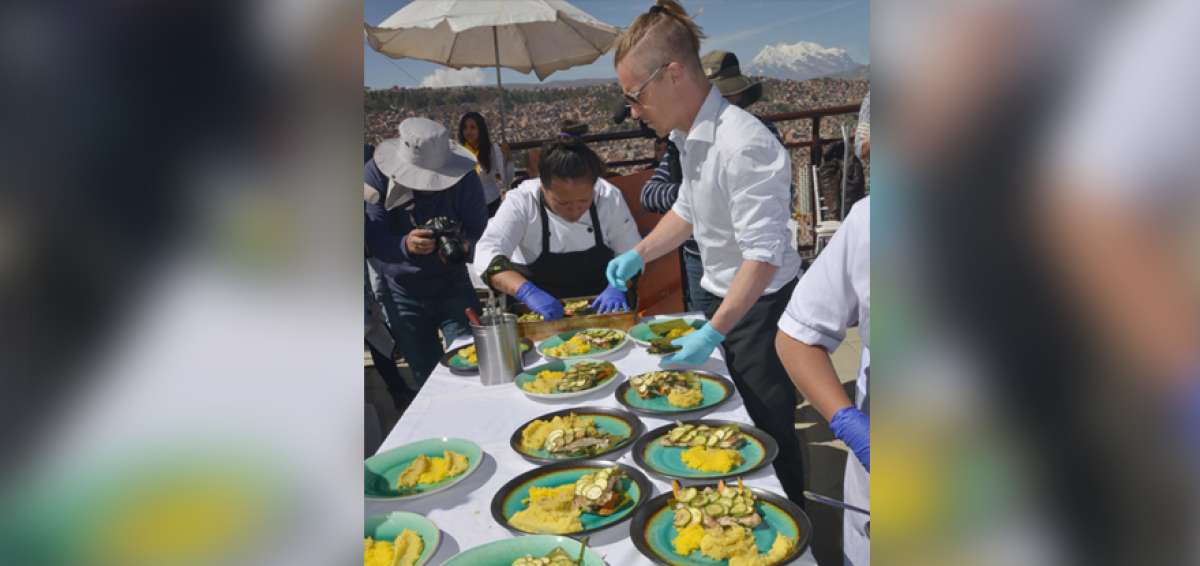 El chef dan&eacute;s Stephan Gamillscheg prepara un plato tradicional durante la presentaci&oacute;n del evento desarrollado en el pa&iacute;s andino. 