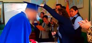 Uno de los internos del Centro de Rehabilitaci&oacute;n Social (CRS) en Loja recibe el birrete en su acto de graduaci&oacute;n.