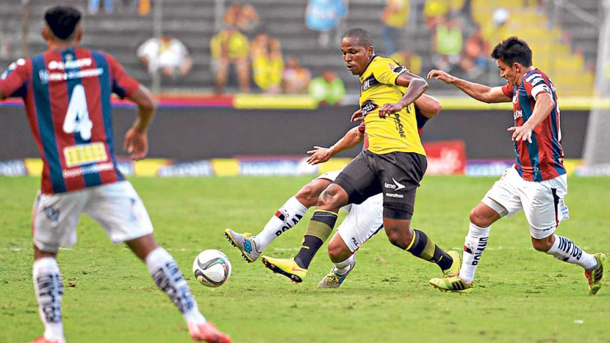 Despu&eacute;s de 3 fechas seguidas sin ganar, el equipo amarillo se impuso 3-0 a Deportivo Quito en el estadio Monumental. Alem&aacute;n (2) y Monta&ntilde;o marcaron. Foto: Karly Torres.