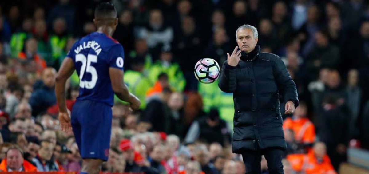 Mourinho niega que piense dejar el United a final de temporada